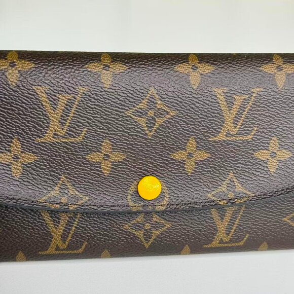 Louis Vuitton Monogram Canvas Wallet with Classic LV Logo Design - Picture 7 of 8